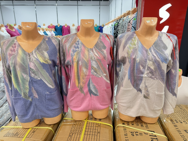 Narzutki damskie Roz L-3XL. 1 kolor. Paczka 8 szt